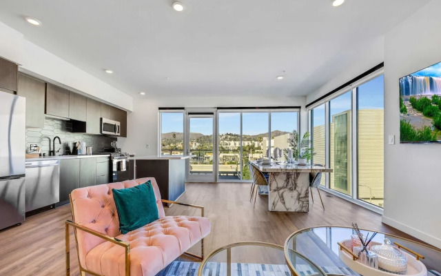 Luxury 2BR Hollywood Sign View by Oneluxstay