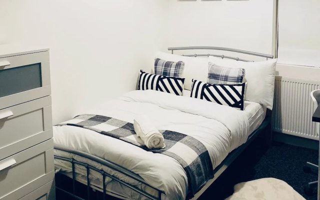 Large 4 Bedroom Home - Coventry City Centre