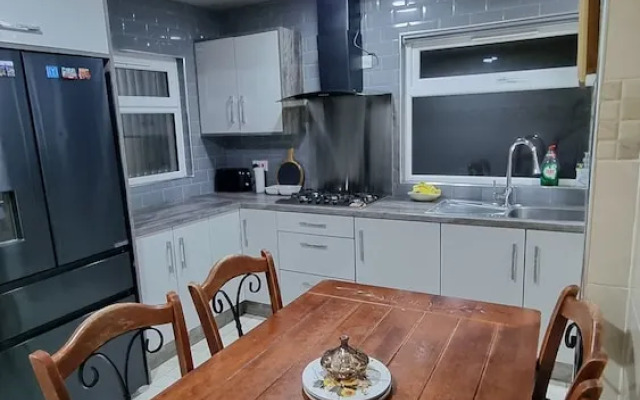 Impeccable 2-bed House Near City Centre