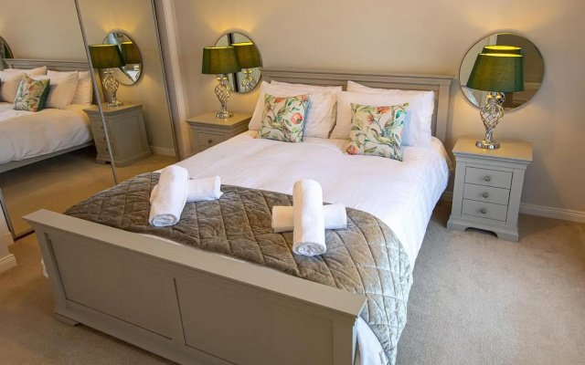 Hedgefield House - Serene Top Floor Flat