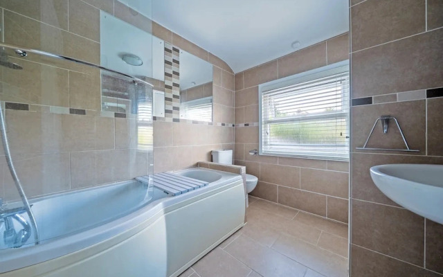 House Sleeps 5 With Garden and Parking
