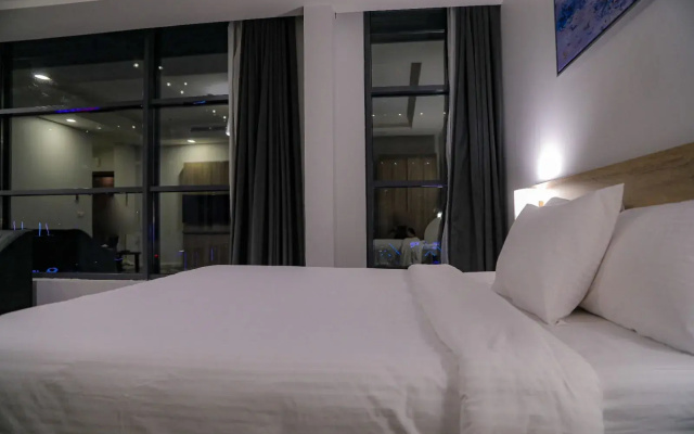 Laten Suites