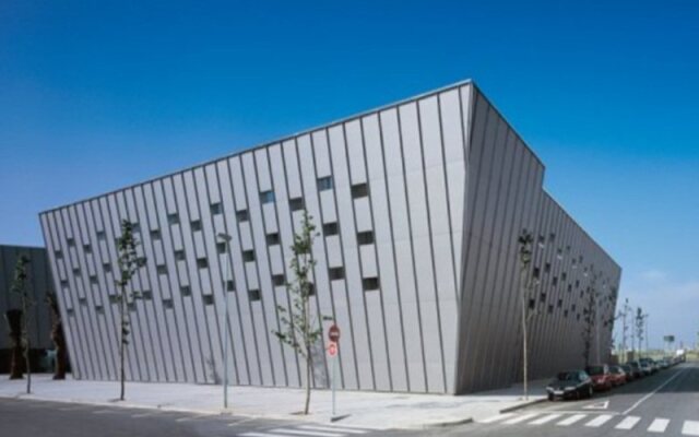 Отель Centre Esplai Albergue Испания, Эль-Прат-де-Льобрегат - - забронировать отель Centre Esplai Albergue, цены и фото номеров вид на фасад