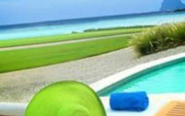 Отель Caleton Club & Villas балкон