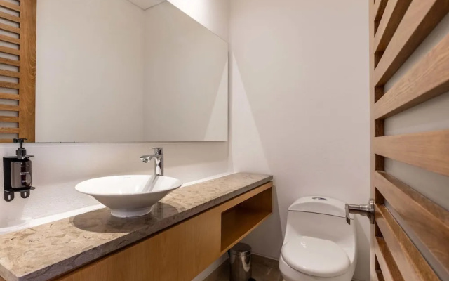 w Stunning 1BR in Chico