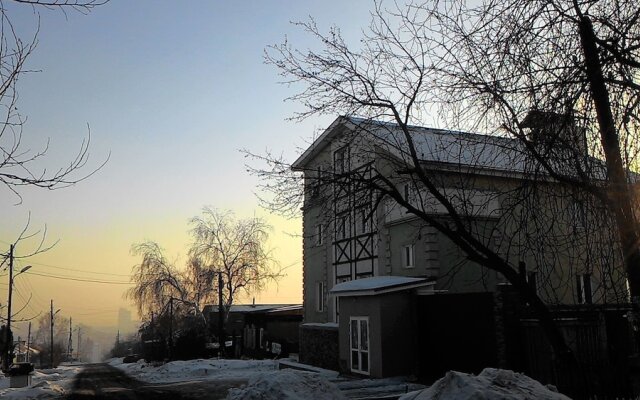 Гостиница Holiday on Zarechnaya - Hostel в Красноярске отзывы, цены и фото номеров - забронировать гостиницу Holiday on Zarechnaya - Hostel онлайн Красноярск вид на фасад