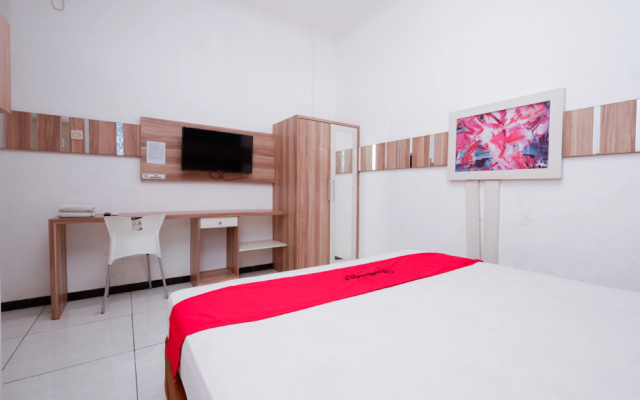 RedDoorz near Plaza Simpang Lima