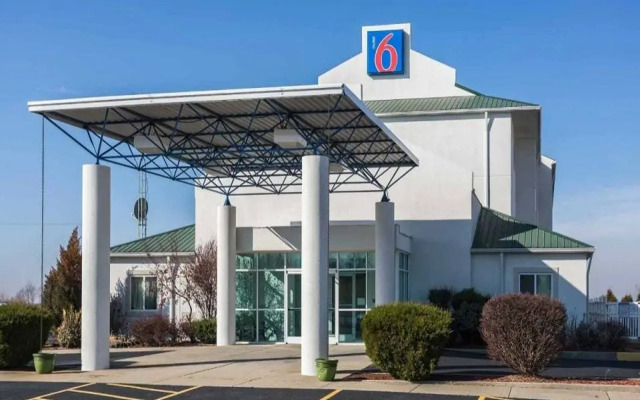 Motel 6 Dale, IN