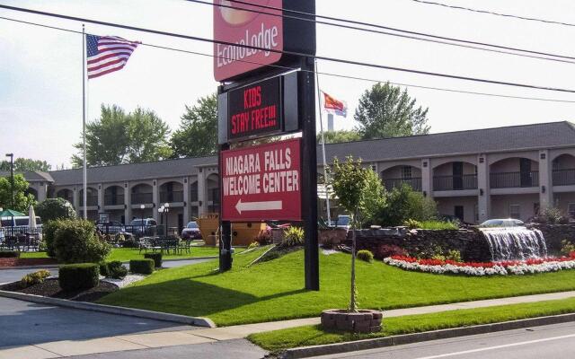 Отель Econo Lodge At The Falls North США, Ниагара-Фолс - отзывы, цены и фото номеров - забронировать отель Econo Lodge At The Falls North онлайн вид на фасад