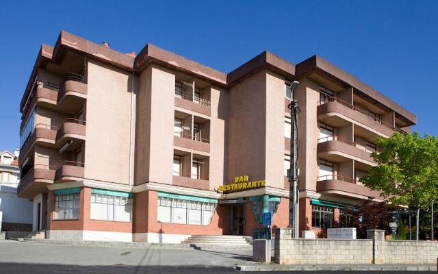 Отель Apartamentos Los Arces вид на фасад