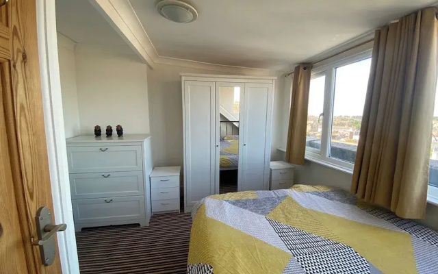 Pet Friendly, Top Floor Apt w/ Sea View, Sleeps 5