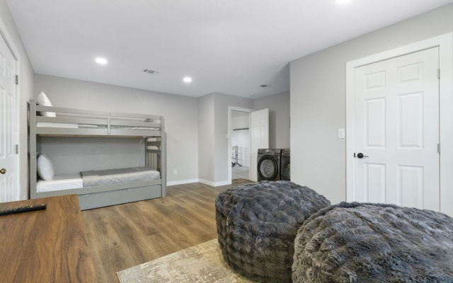 Rivers Oaks-the Ranch House Pool & Hot-tub!