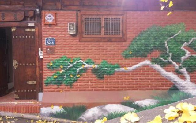 Отель Punggyeong Hanok Guesthouse Южная Корея, Сеул - отзывы, цены и фото номеров - забронировать отель Punggyeong Hanok Guesthouse онлайн вид на фасад
