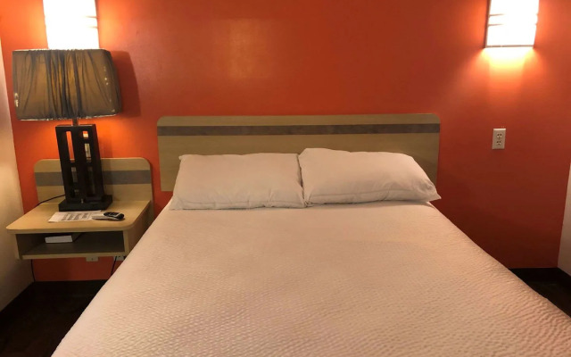 Sleep Inn & Suites Pigeon Forge - Downtown 2.5 stars out of 5