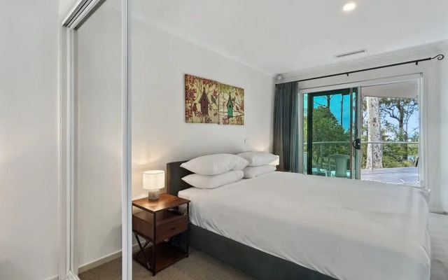 Spacious 4-bed Home With Coastal Charm