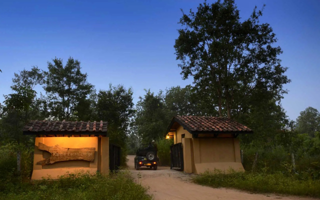 Pugdundee Safaris - Kanha Earth Lodge