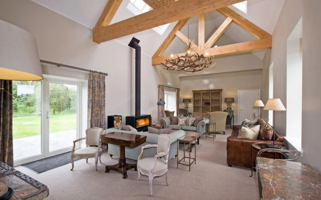 Mill of Dess Lodge & Mill Cottage