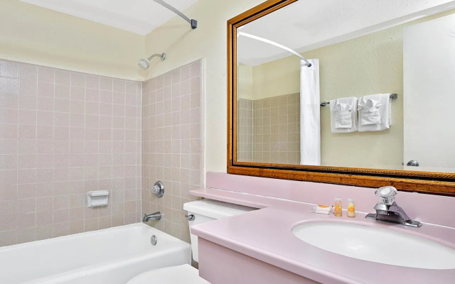 MC Pacific Inn & Suites