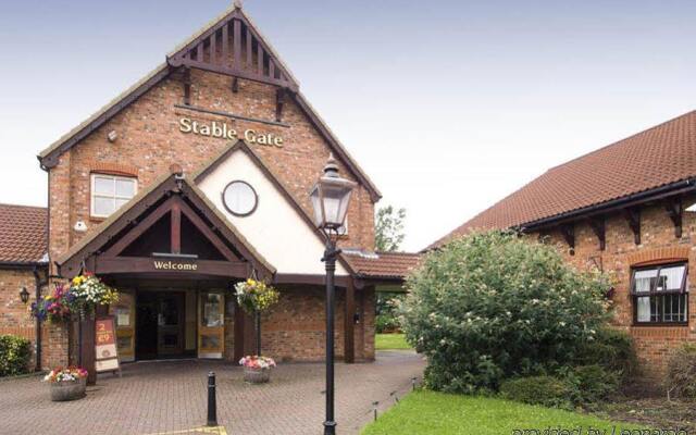Отель Premier Inn Manchester - Denton вид на фасад