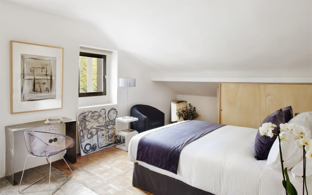Box art hotel