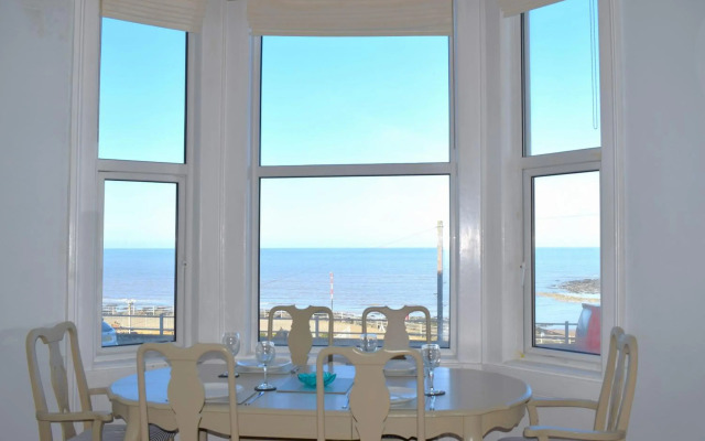 Seascape Retreat with Parking