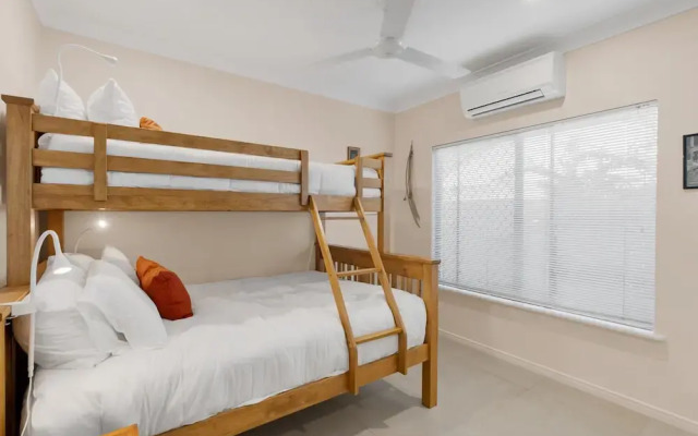 3-bed Family Home With Pool & BBQ by the Beach