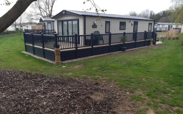 2-bed Lodge Sleeps 4 - Pet Welcome - Fireplace