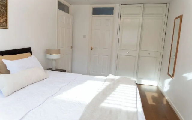 4 Bed House - Sleeps 8 - Hottub - Garden - Parking