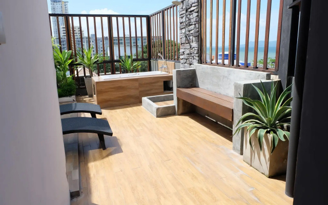5ive Beach House Hotel