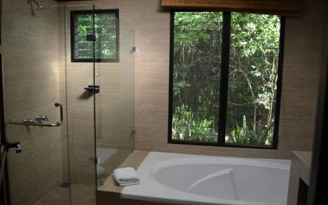 Jungle Lodge Hotel