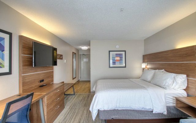 Holiday Inn Express Hotel & Suites Oshkosh by IHG