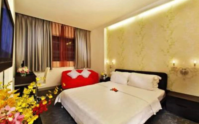 The White Hotel 8A Thai Van Lung