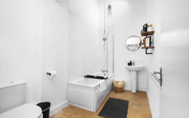 Spacious Home In Harborne(No Front Desk Please Contact The Property 5 Days In Advance)