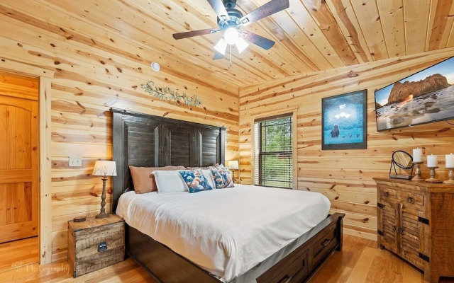 Foxes' Den Cabin with Private Hot Tub and Arcade Game by RedAwning