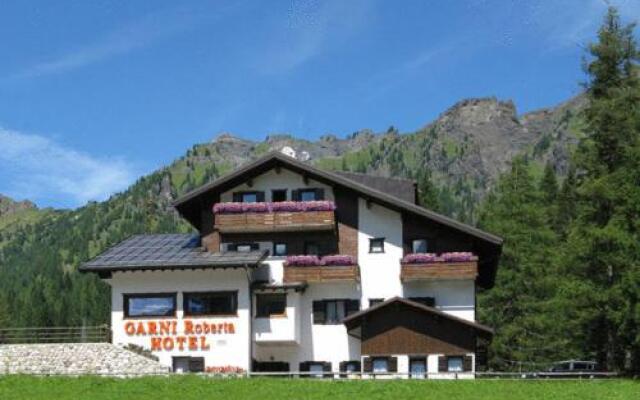 Hotel Garni Roberta Рокка Пьеторе вид на фасад