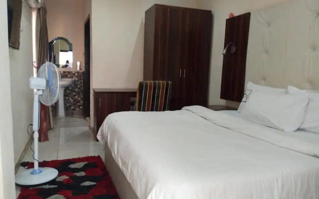 Danest Hotel And Suites