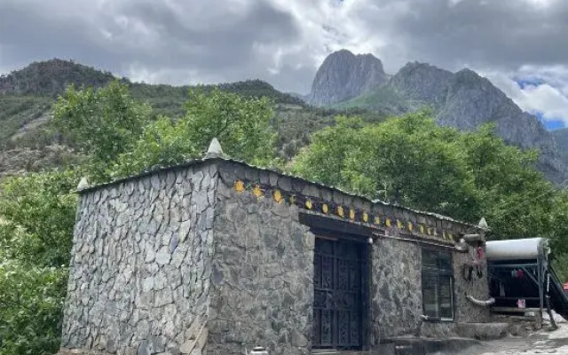 Daocheng Jingyang Hotel
