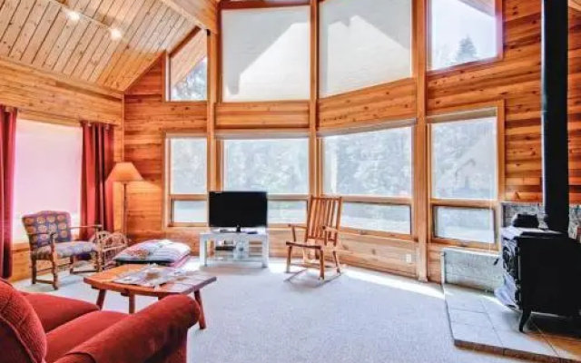 Red Fox Retreat - 2BR/2BA Tri-Level Home