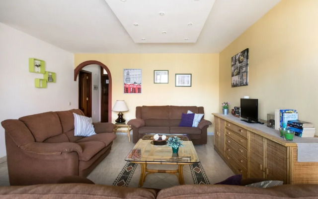 The Midpoint Apartment, Coastal Life Between the Two Beaches