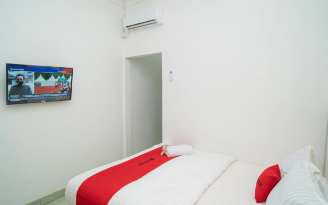RedDoorz Near Bundaran Ciceri