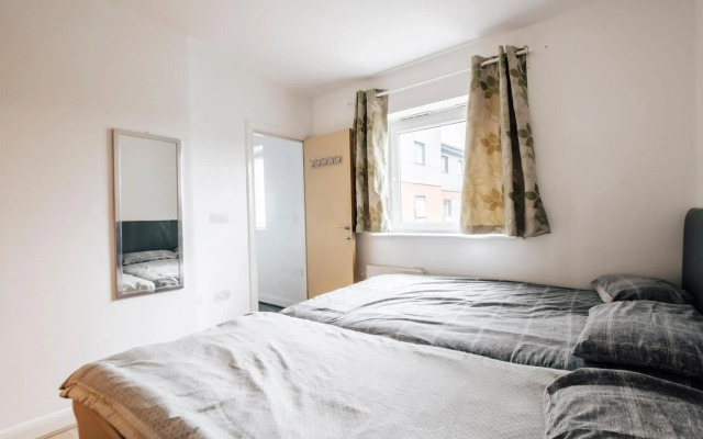 Lloyd St Apartment