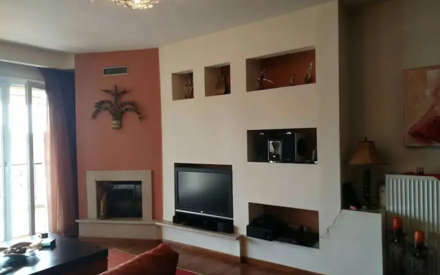 City Center Apartment With Mountain View