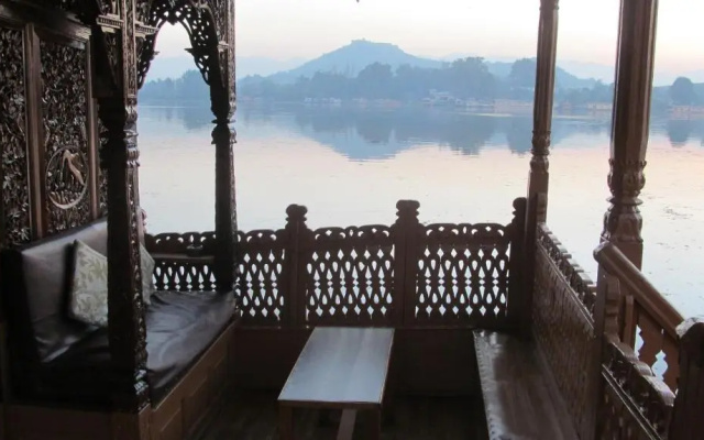 RITZ Houseboats