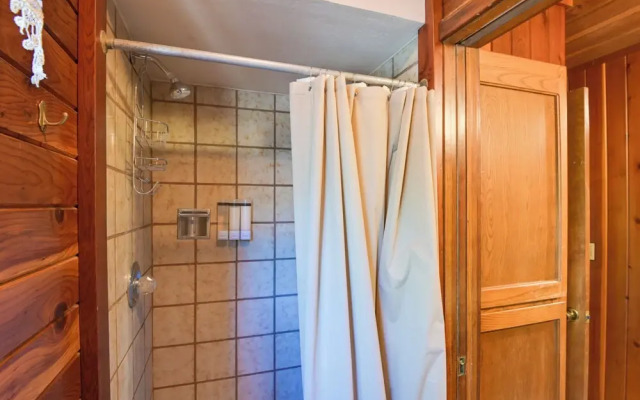 Welcoming Cole Ridge Chalet in Kelseyville!