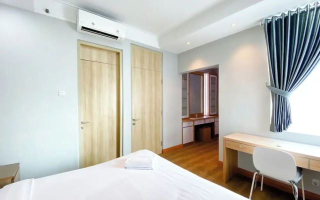 Comfort 2Br At Crown Court Executive Condominium Apartment