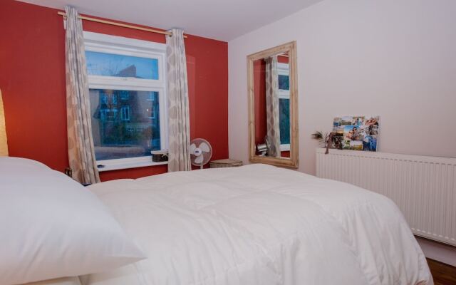 Отель 1 Bedroom Flat Near Hampstead Heath комната для гостей