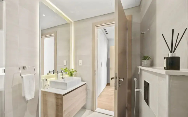 Blossoming 1BR Walk to Dubai Mall & Pool