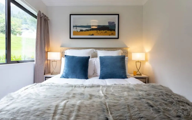 Spacious Lake View Alpine Townhouse Walk TO Town