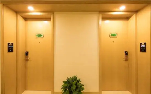 Vienna 3 Best Hotel (Shanghai Meilan Lake Luonan Xincun Subway Station)