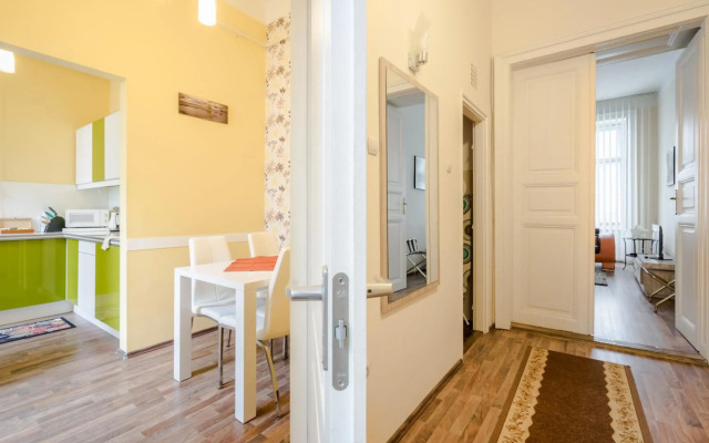 BpR Pyvo Street Home with balcony